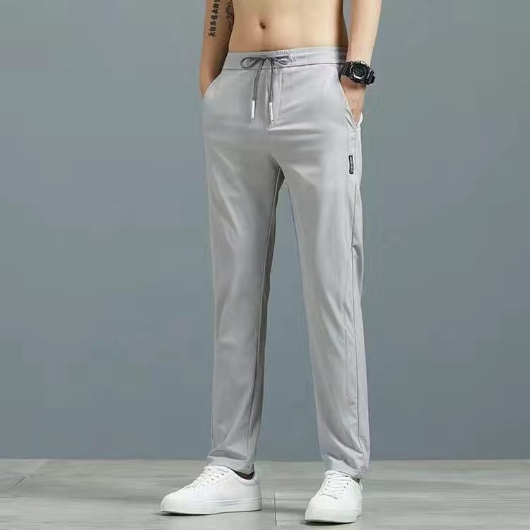 Herren-Eisskizzen-Athletik-Jogginghosen aus Eis-Seide in Hellgrau mit Slim-Fit-Geradebein-Design, Kordelbund und dezenten Seitentaschen.