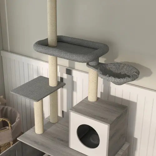 Arbre à chat Pawhut gris du sol au plafond doté de poteaux à griffer en sisal et de plateformes recouvertes de moquette avec une enceinte pour bac à litière.