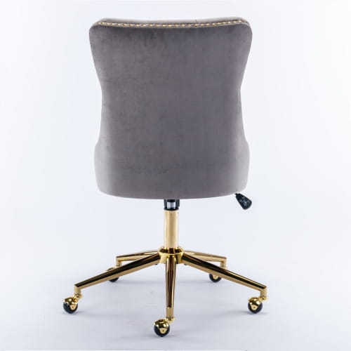 Chaise de bureau en velours capitonné gris avec piètement pivotant en métal à finition ton sur ton or et roulettes, conçue pour une utilisation au bureau.