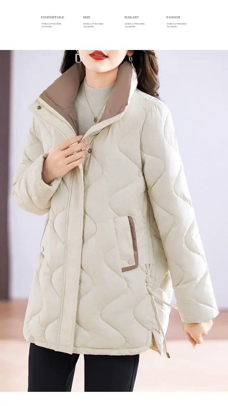 Abrigo de invierno marrón acolchado de algodón con relleno que presenta un diseño beige acolchado con un cuello marrón contrastante y un tirador de cremallera a juego.