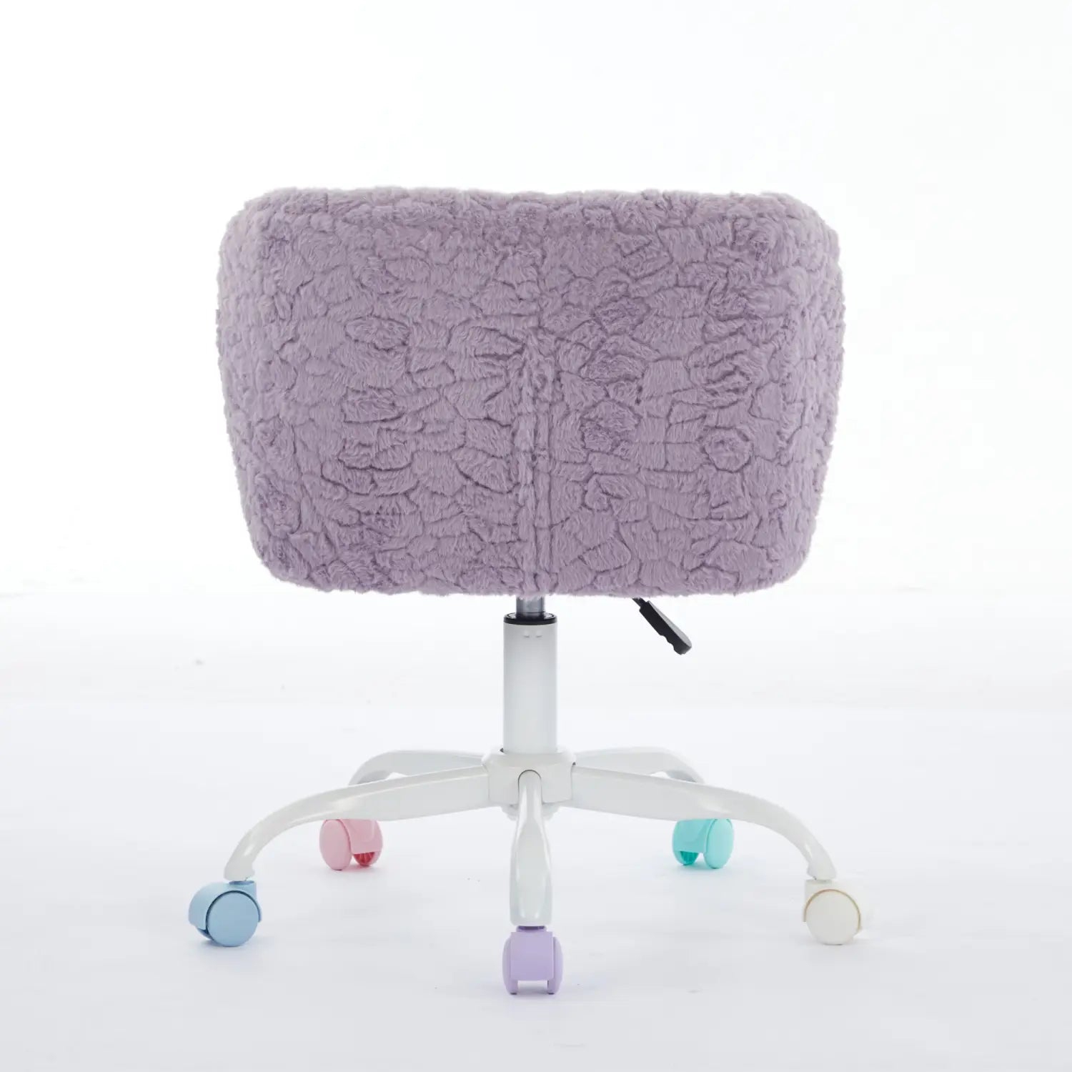 Un fauteuil de bureau en peluche de couleur lavande, avec un dossier texturé et duveteux et des roues multicolores à plusieurs tons, conçu comme un fauteuil de bureau en fausse fourrure violette.