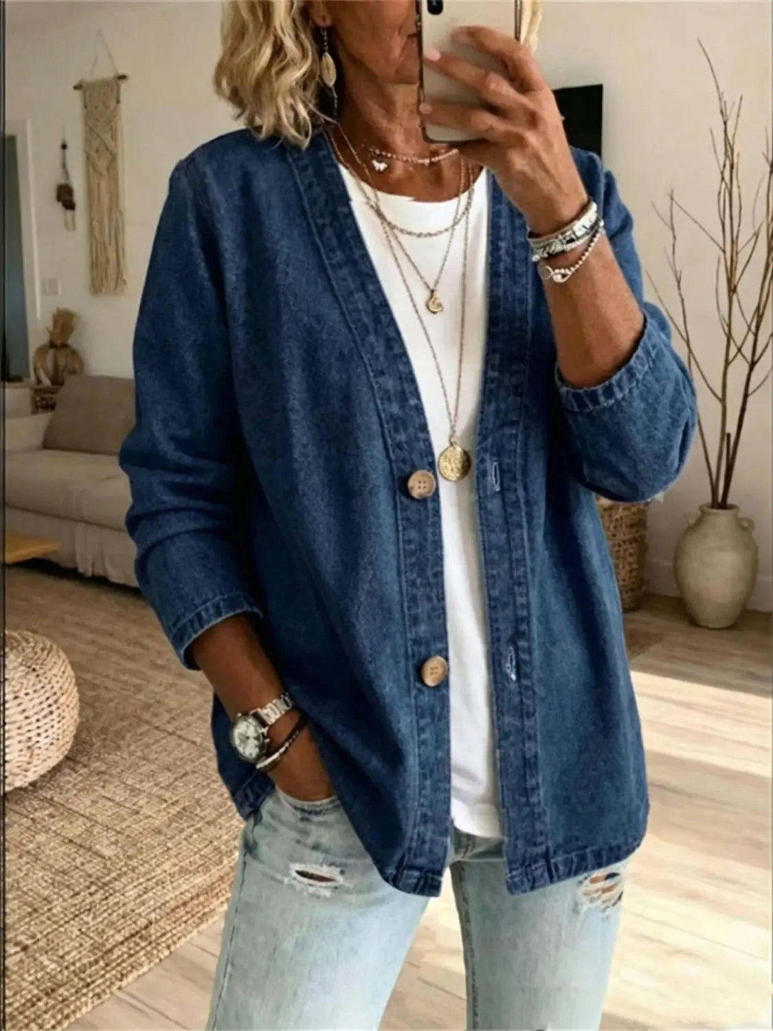 Chaqueta tipo cárdigan de mezclilla azul para mujer con cuello en V abotonado, botones de madera y mangas remangadas, elaborada con tejido de mezclilla.