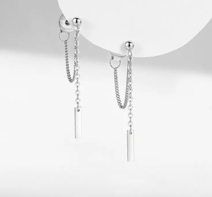 Pendientes colgantes de cadena en plata con un diseño minimalista y estilizado, con un pequeño pin esférico y un colgante de barra rectangular que cuelga, de la colección de pendientes colgantes de cadena geométrica minimalista y barra.