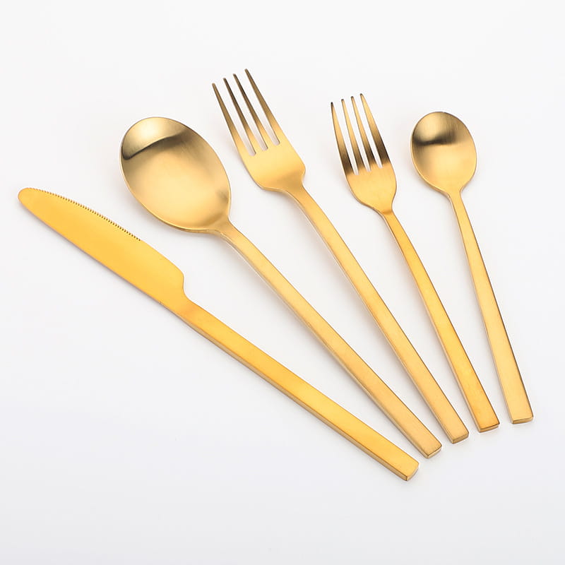 Ensemble de couverts en acier inoxydable doré avec un design mat, de style moderne et épuré, dans une finition dorée