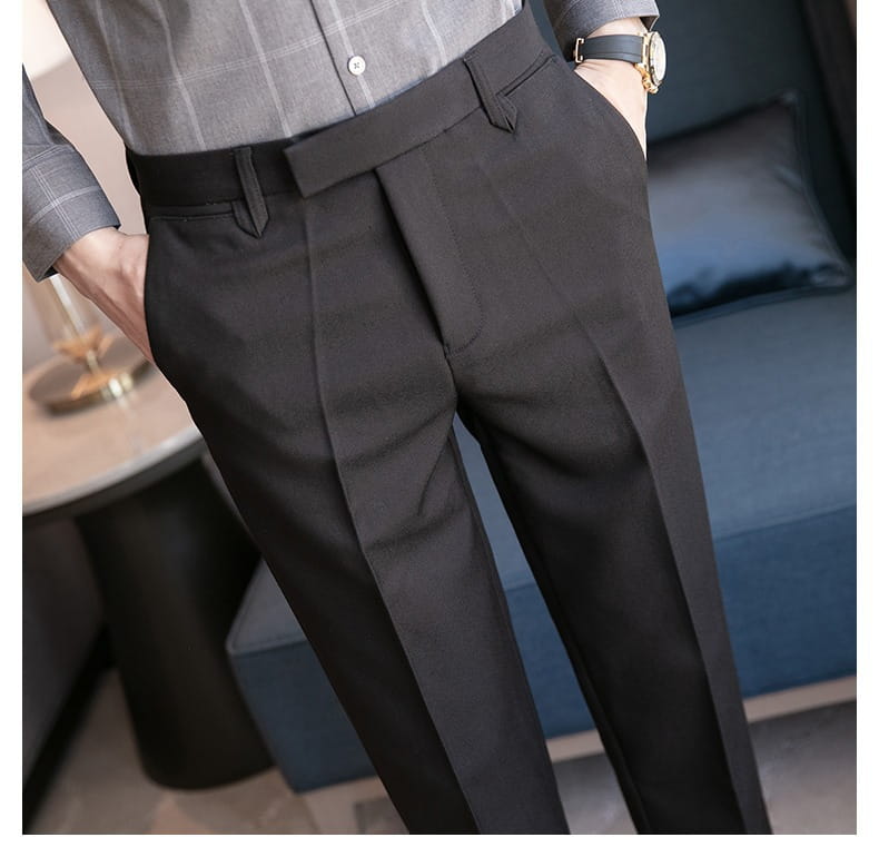 Men’s slim fit British style tailored straight leg trousers in black with a sleek modern design and subtle pleats.