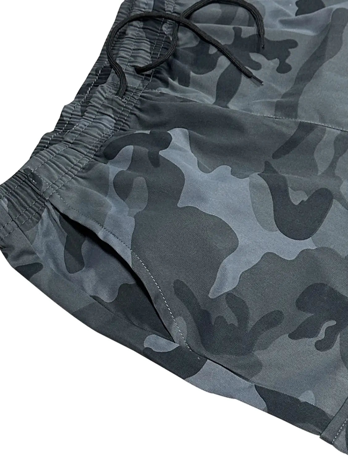 Short cargo camouflage gris et noir pour homme, coupe ample, poches multiples et taille à cordon de serrage.