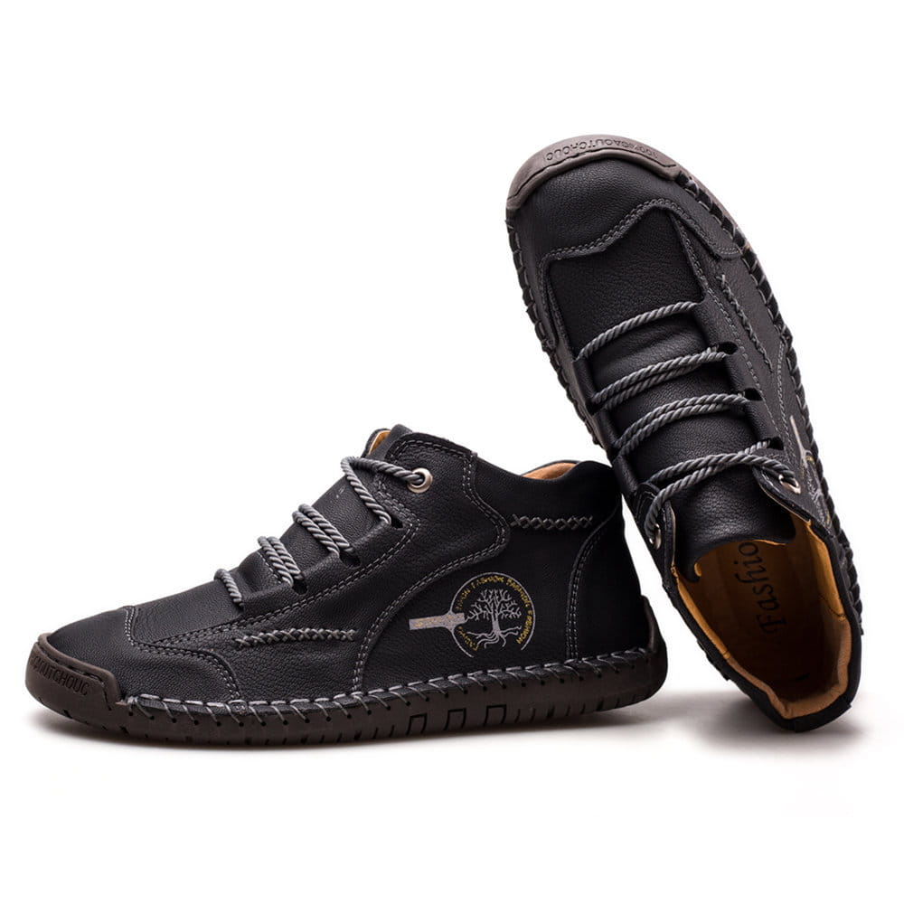 Schwarze Ledersneaker im High-Top-Stil mit strukturierten Schnürsenkeln aus Seil und einem angenähten Baumemblem an der Seite.
