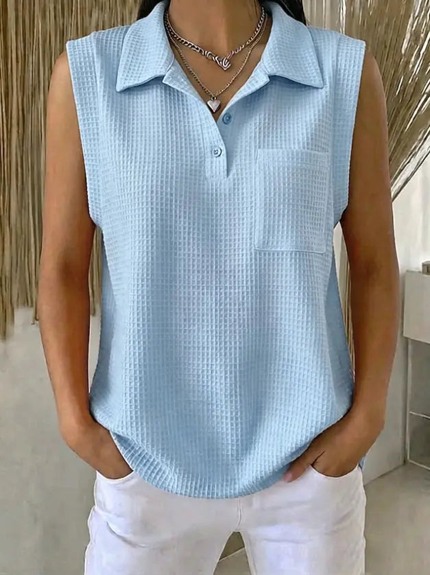 Camisa tipo polo tejida sin mangas para mujer con textura waffle celeste claro, cuello y tapeta abotonada.