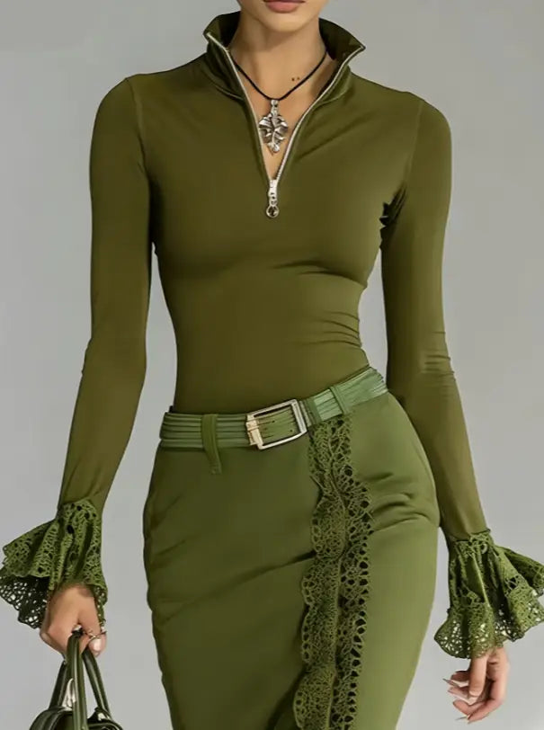 Olivgrünes langärmliges Zip-Neck-Kleid mit ausgestellten Spitzärmeln und seitlichem Schlitz mit Spitzendekor-Design.