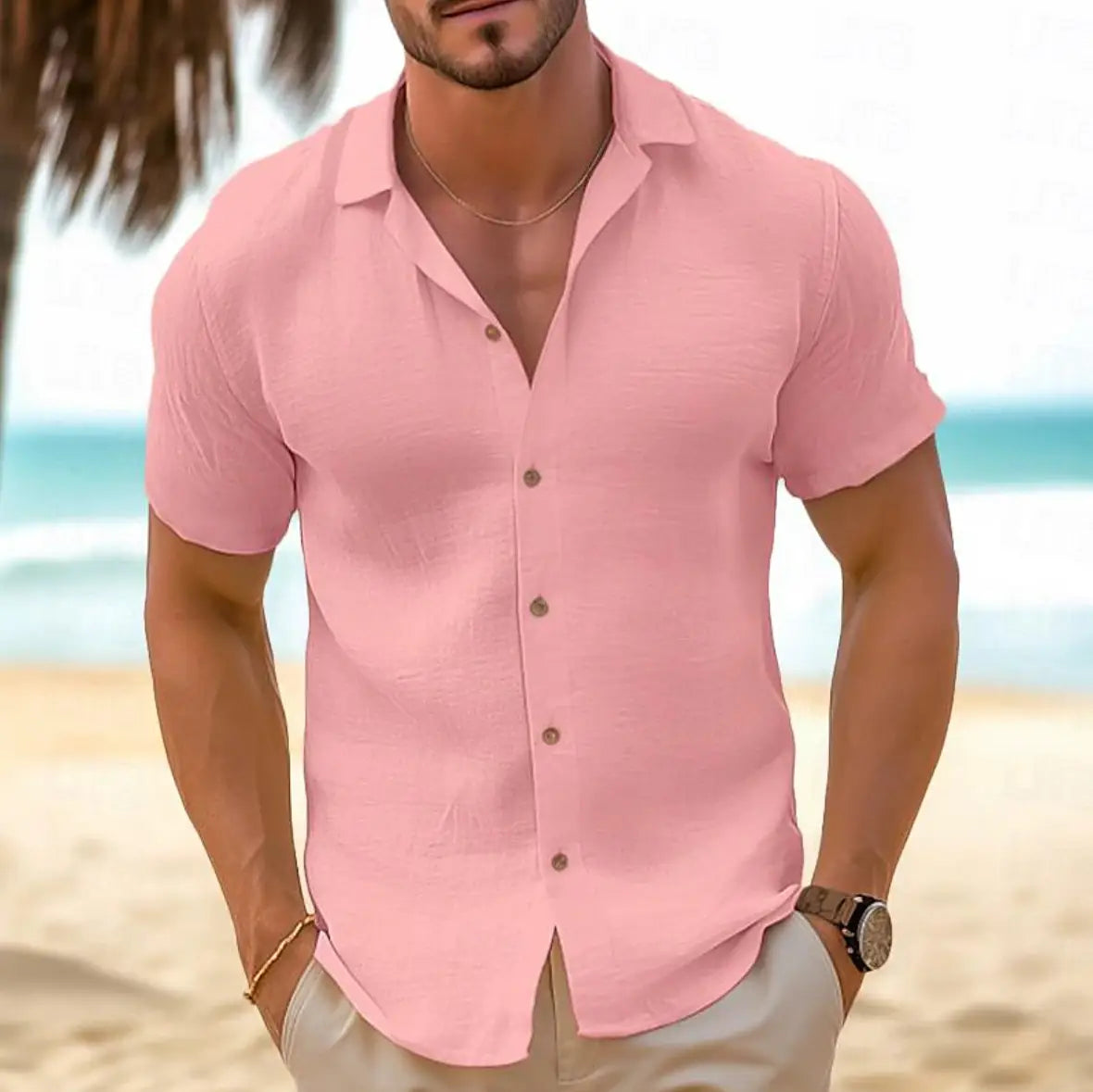Ein hellrosafarbenes Herrenhemd mit Slim Fit, kurzem Ärmel, Knopfleiste, mit klassischem Kragen und dezent strukturierter Oberfläche, geeignet für lässige Freizeit- und Beachwear.