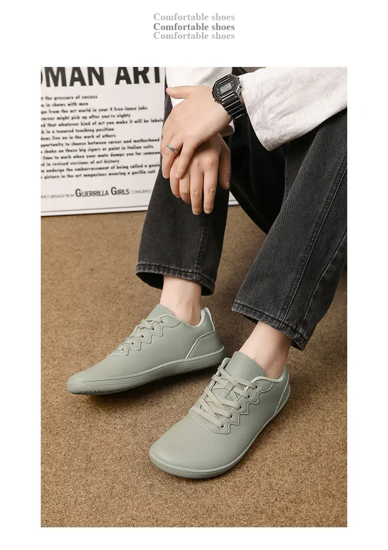 Hellgraue Wildleder-Leder-Outdoor-Sneaker mit minimalistischem Casual-Low-Top-Design und dezentem wellenförmigem Verlauf der Schnürsenkel.