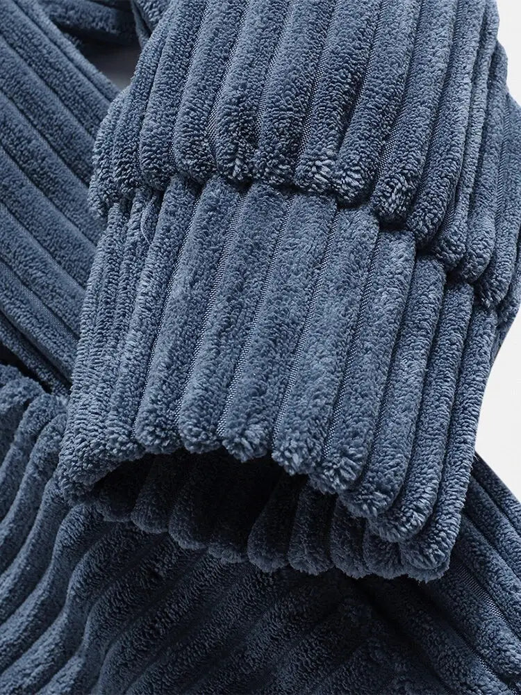 Manche de hoodie premium en velours côtelé bleu marine à épaules tombantes pour hommes, avec texture côtelée moelleuse et doublure intérieure douce et duveteuse.