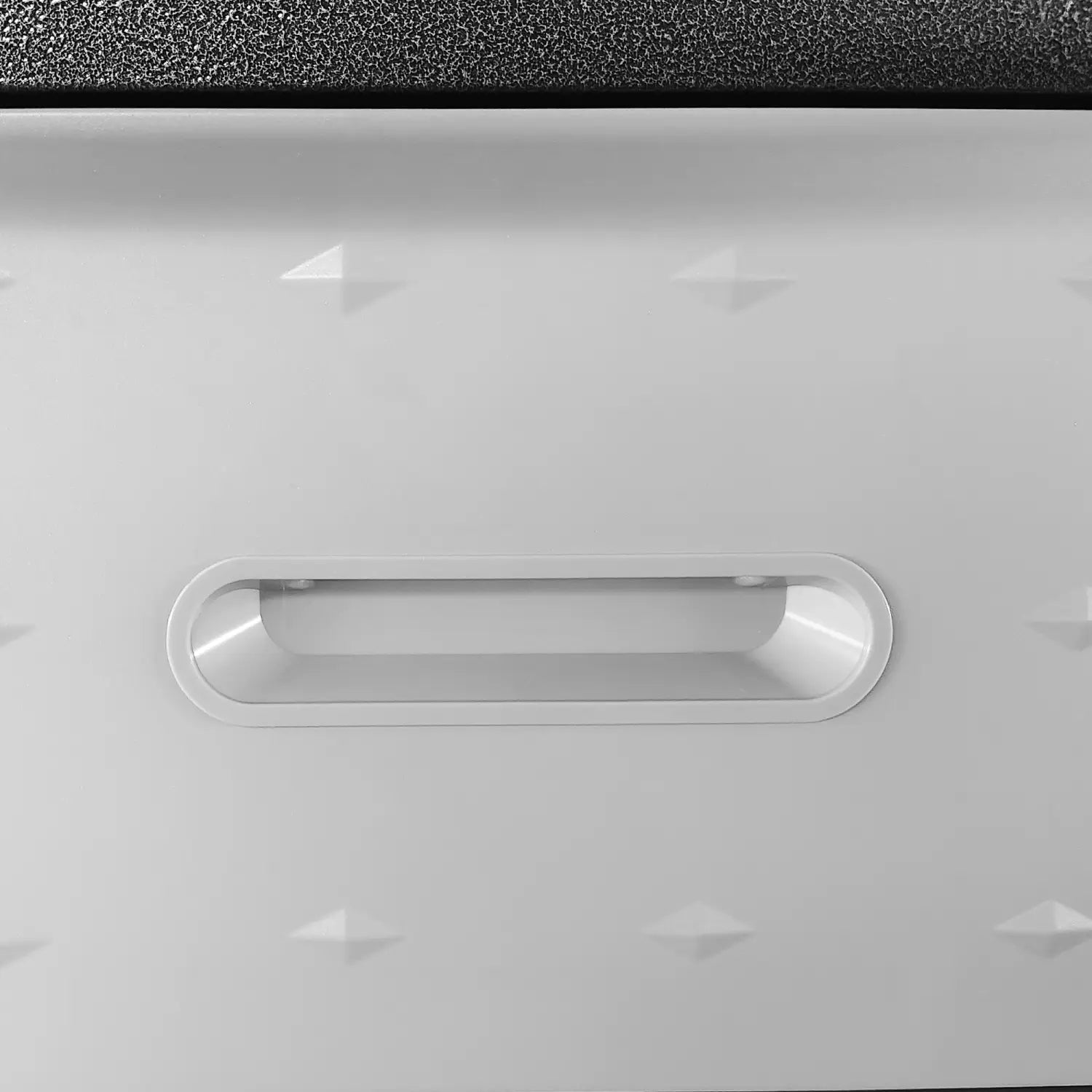 Cajón de plástico blanco con un asa ovalada elegante y pequeñas hendiduras triangulares en el carro de herramientas de metal rodante de 3 cajones con ruedas