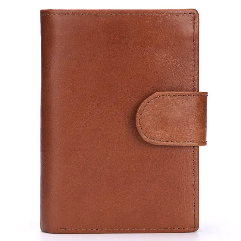 Cartera de cuero vintage marrón con cierre de solapa y costuras visibles, elaborada con piel de vacuno fina, diseñada como monedero bifold.