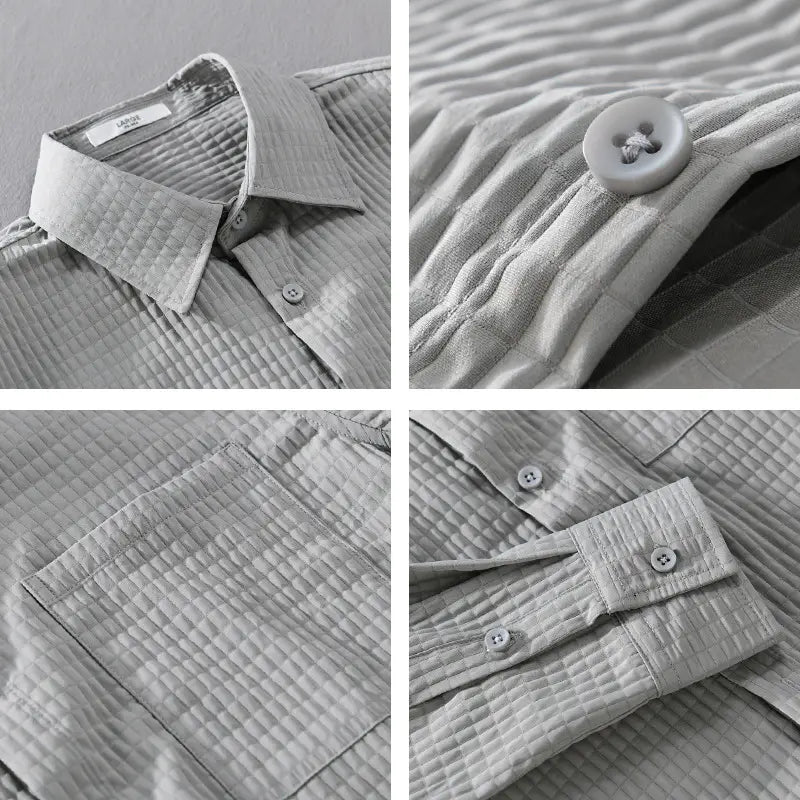Chemise homme décontractée à manches longues en coton matelassé gris clair, avec un point de couture vertical discret et des boutons assortis.