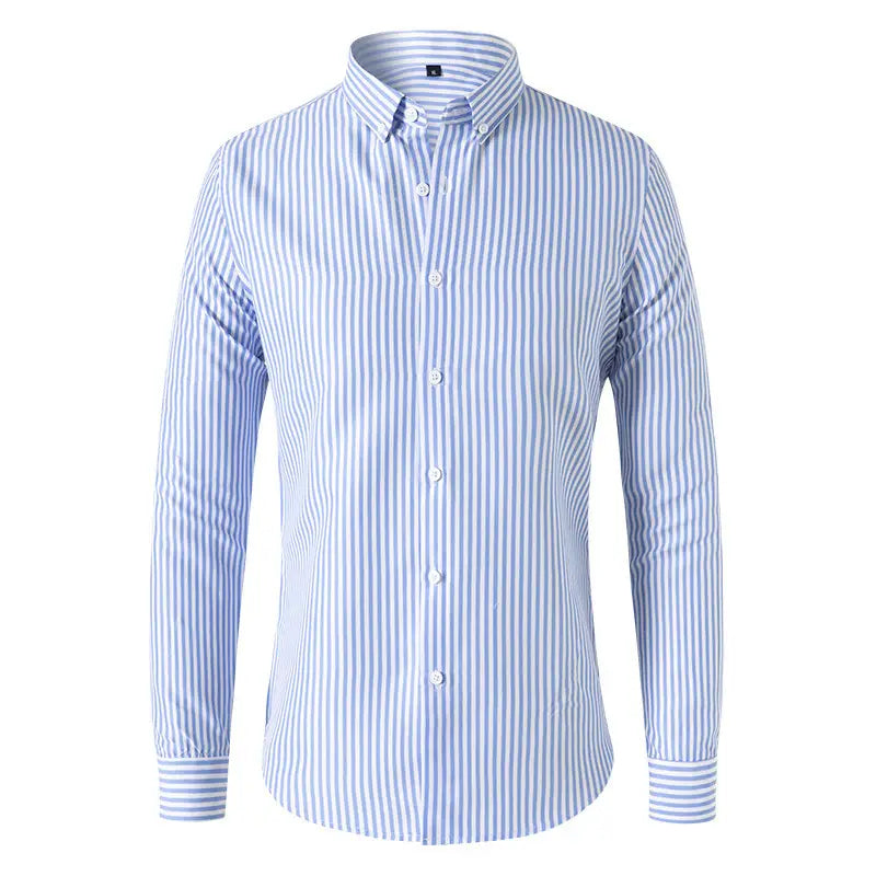 Ein frisches Herren gestreiftes Slim-Fit-Langarm-Freizeithemd mit klassischen blau-weißen vertikalen Streifen und passenden gestreiften Manschetten.