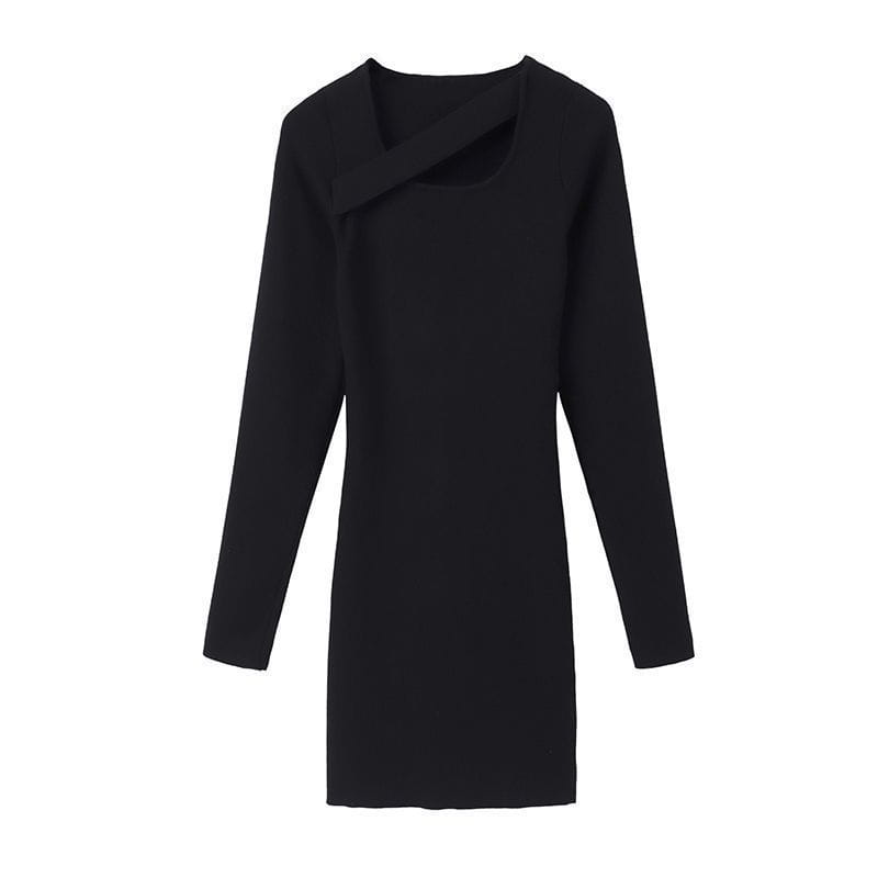 Robe midi en maille noire à manches longues et encolure haute asymétrique distinctive, conçue pour des occasions élégantes.