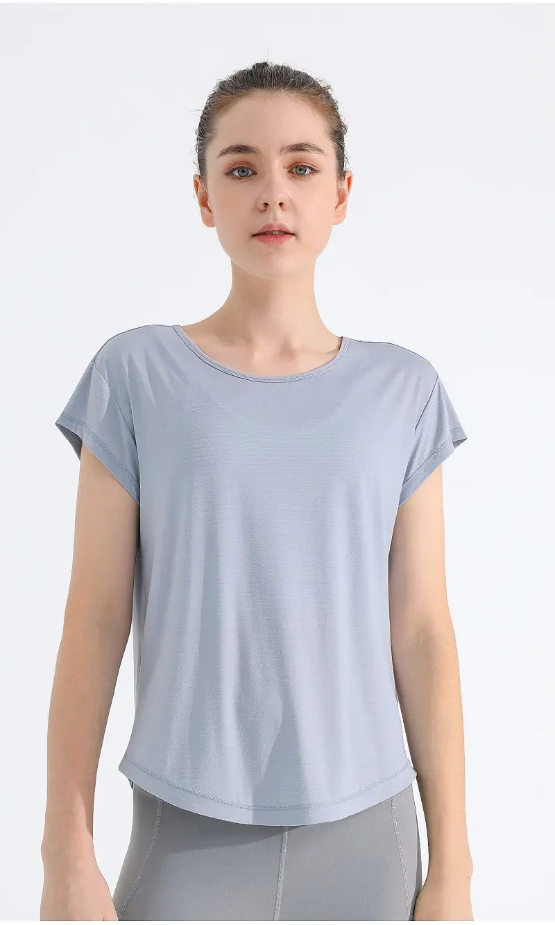 Hellblaues Damen-T-Shirt mit kurzen Ärmeln, schnell trocknend, aus Mesh-Gewebe, mit entspannter Passform und gerundetem Ausschnitt, ideal für Yoga und sportliche Aktivitäten