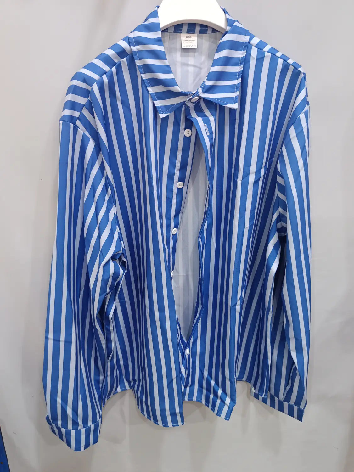 Chemise décontractée à manches longues rayée verticalement bleu et blanc pour hommes, avec col classique et patte boutonnée.