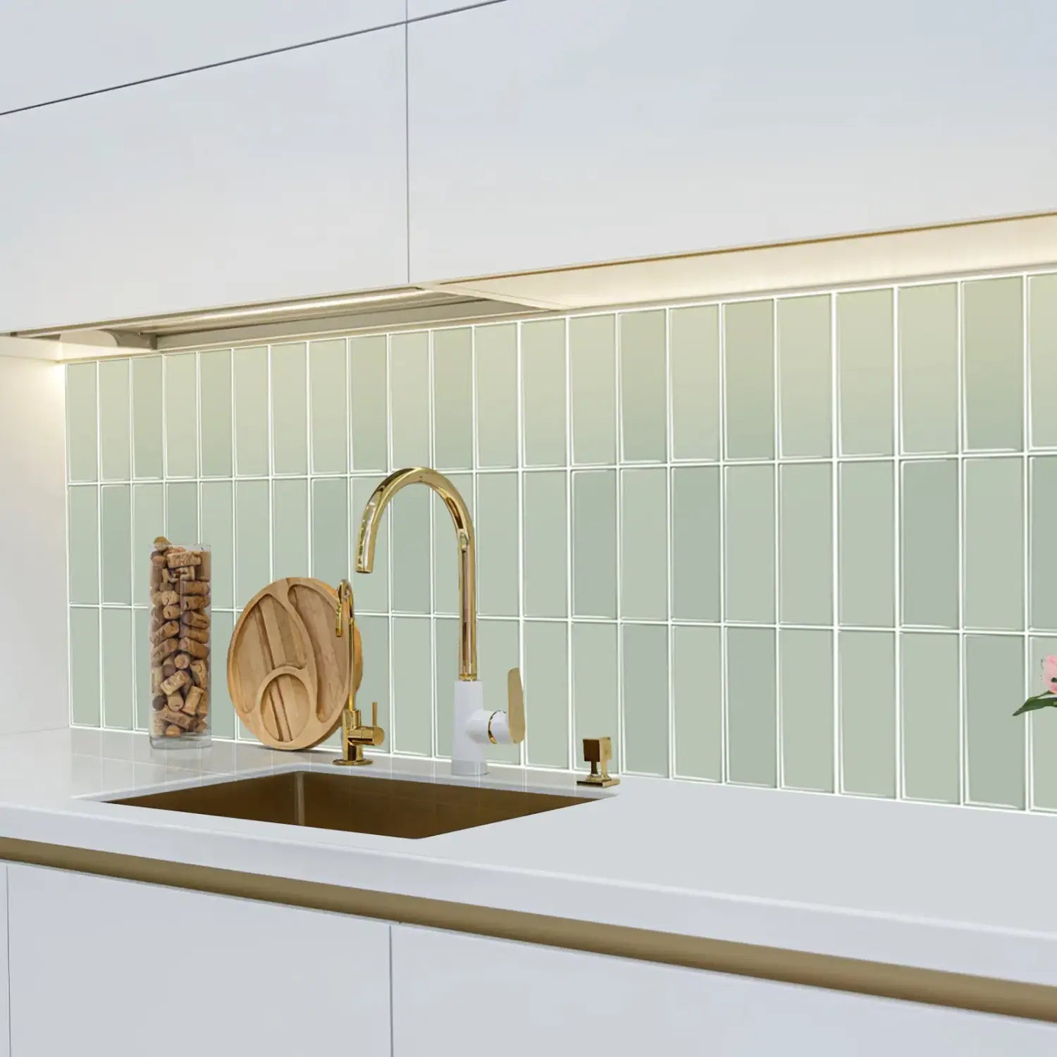 Grifo de cocina con acabado dorado, caño curvado y elegante, base blanca, combinado con azulejos tipo metro de color verde menta para pegar y colocar en la pared, juego de 10 piezas, para uso en cocina.