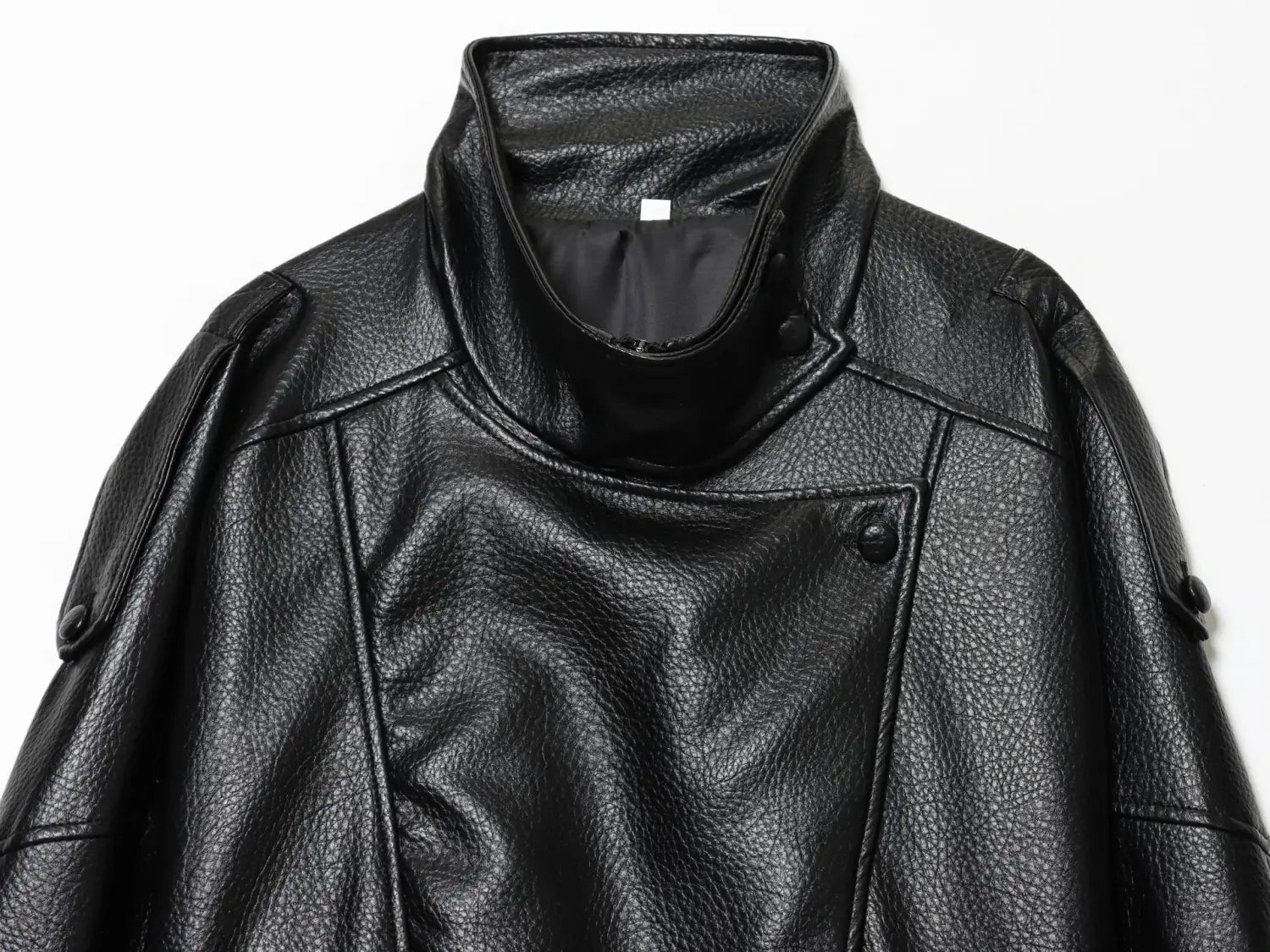Schwarze Damen-Motorradjacke mit hohem Stehkragen aus Kunstleder mit strukturierter Oberfläche, von hinten gezeigt.