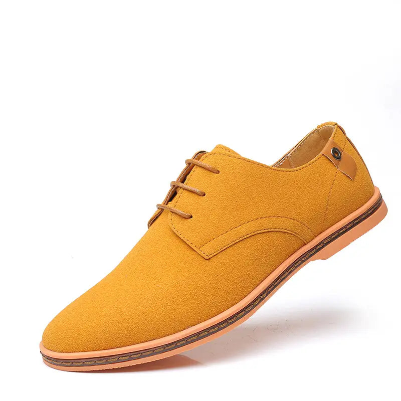 Chaussure décontractée à lacets en suède nubuck pour homme en jaune moutarde, avec des lacets beige et une semelle en caoutchouc assortie.