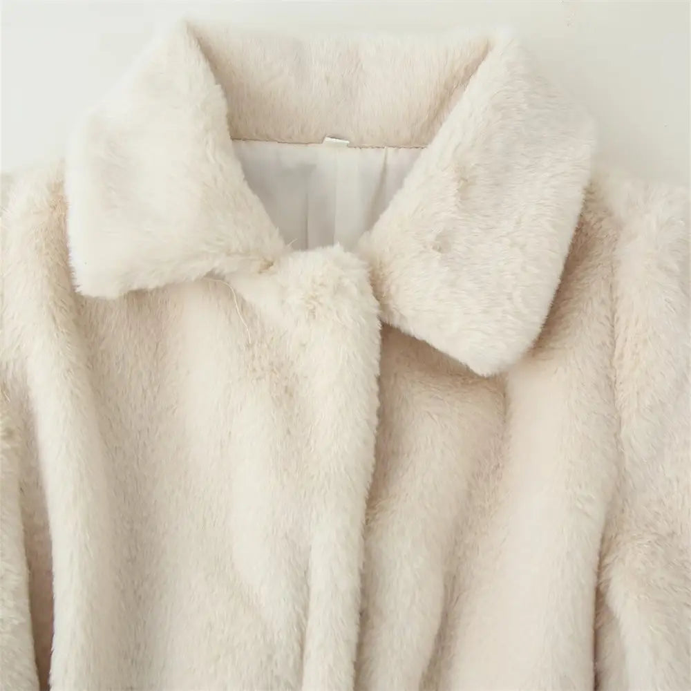 Cremefarbener Kunstfell-Mantel mit Bindegürtel für Damen mit körpernaher Designausführung, cremefarbener Farbgebung, üppig weicher Oberfläche und weitem Kragen.