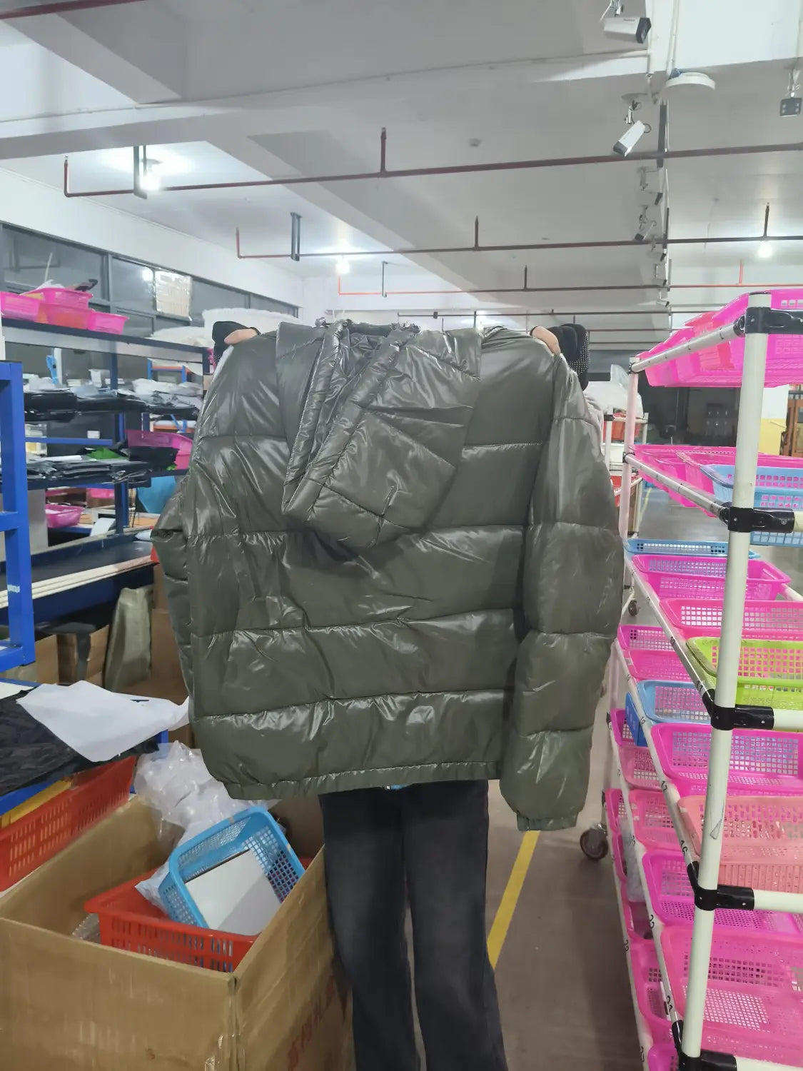 Olivgrüne glänzende wattierte Kapuzen-Steppjacke mit glänzender Außenfläche, entworfen für Wärme und Stil.