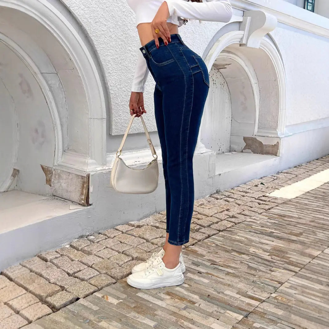 Leggings en jean bleu nuit à taille haute en denim bleu nuit à coupe ajustée, avec coutures visibles.