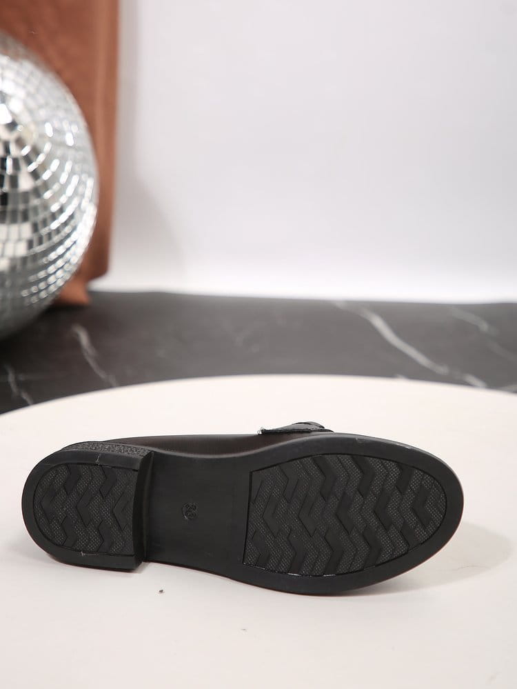 Schwarze Damen-Lederloafer mit Pferdebit-Detail und klobiger, strukturierter Gummisohle, von hinten dargestellt, mit kleinem Logo am Absatz