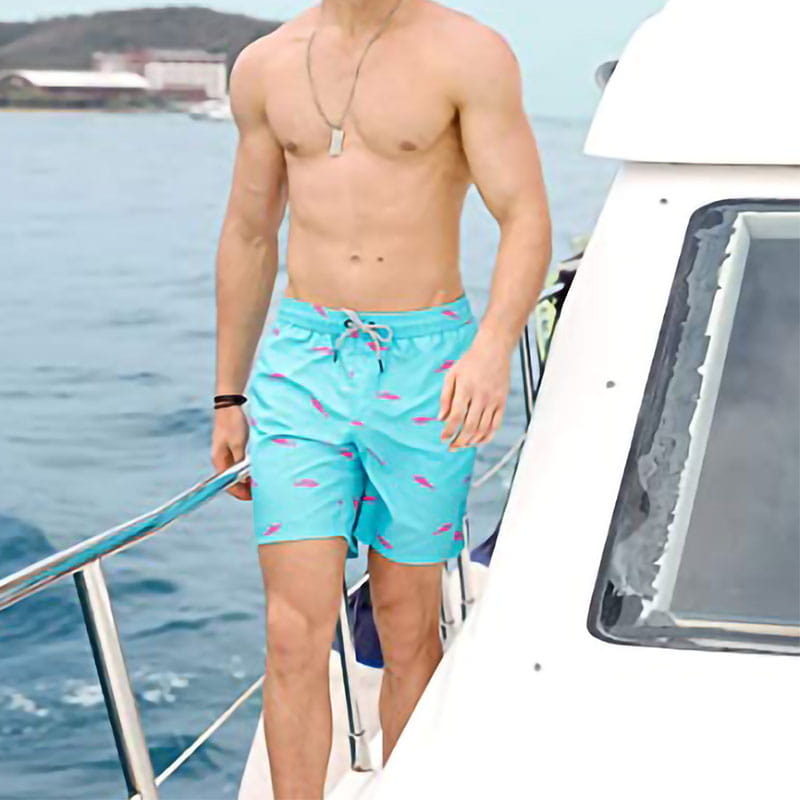 Shorts de bain séchage rapide pour hommes bleu clair à imprimé de flamants roses et taille à cordon, présentés aux côtés des shorts de bain séchage rapide pour hommes à imprimé de requin rose.