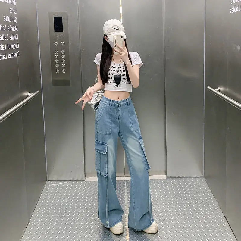 Helle blaue Jeans-Cargohose mit weitem Bein, Seitentaschen und Kordeldetails in einem Stoff mit hellem Wasch.