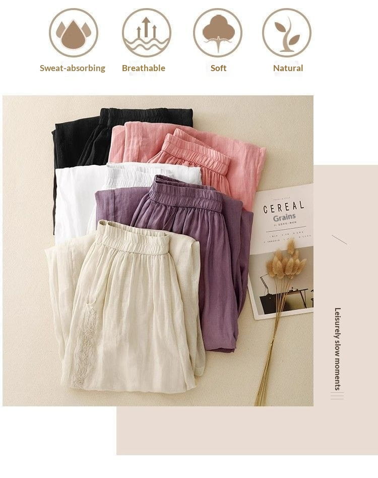 Ein Stapel bestickter Baumwoll-Leinen-Wide-Leg-Hosen aus weicher, atmungsaktiver Pastell- und einfarbiger Farbgebung, darunter Schwarz, Pink, Weiß, Lila und Creme.
