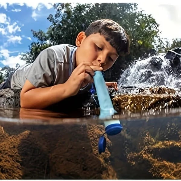 Filtre personnel à eau bleu pour la randonnée et l’utilisation en cas d’urgence, avec capuchon à ouverture rabattable et fixation de paille.