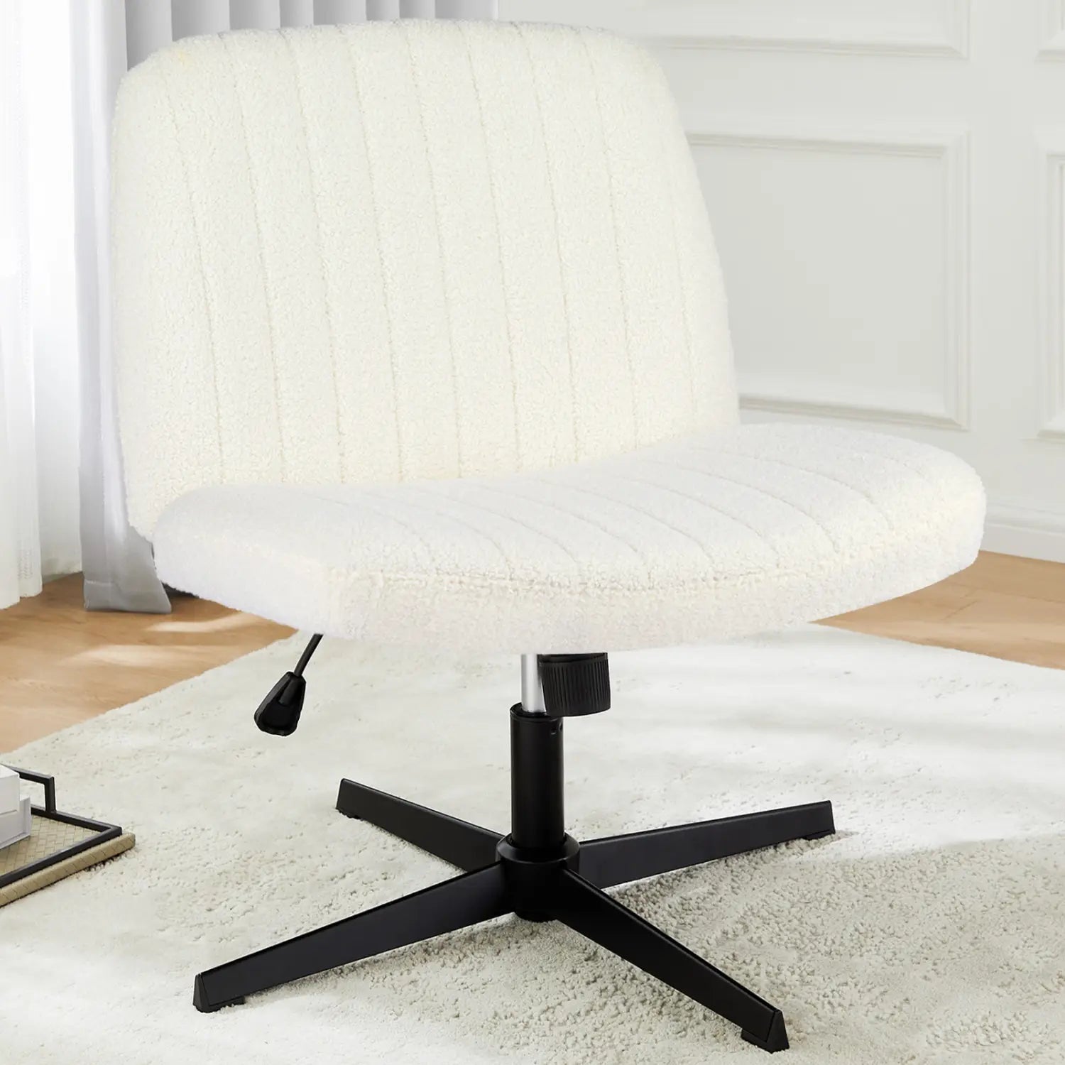 Chaise de bureau rembourrée blanche, à assise croisée, avec base noire en forme d’étoile et revêtement nervuré vertical, conçue comme chaise de bureau pivotante large et sans accoudoirs.