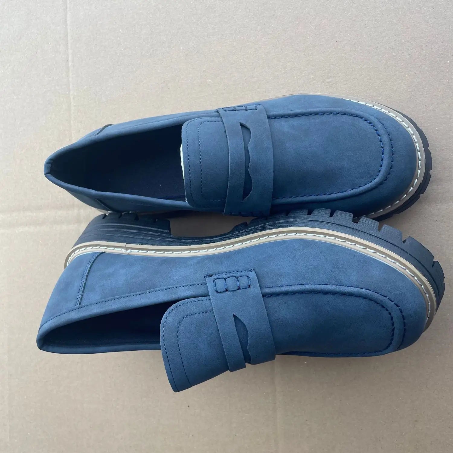 Blaues Plateau-Loafer aus Wildleder für Damen mit dicker, massiver Sohle und kontrastierenden weißen Ziernähten, entworfen für den Freizeitgebrauch