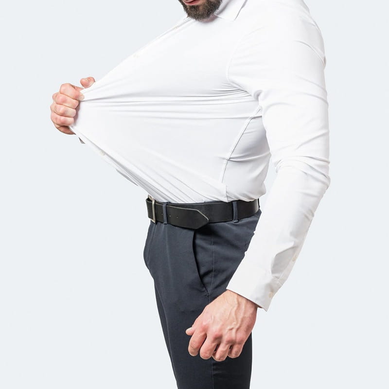 Ein elegantes weißes Herren Slim-Fit Business-Kleidhemd mit langem Arm mit taillierter Passform und dezentem Strukturton.