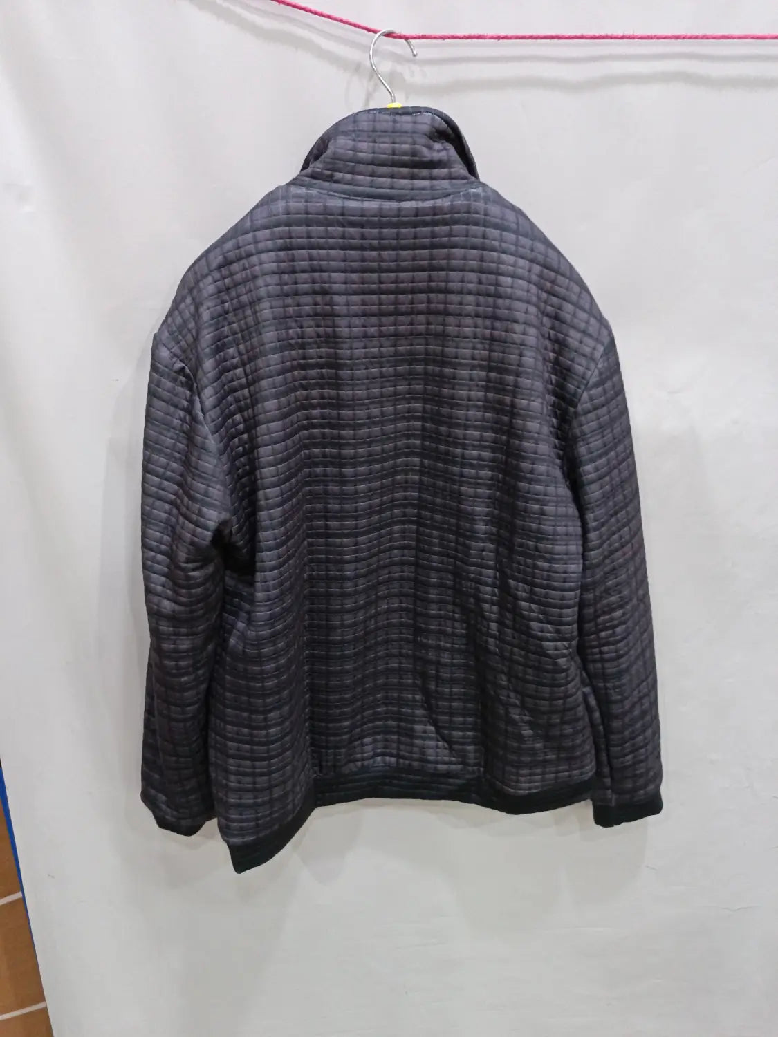 Veste en cuir matelassée gris foncé pour homme, doublée de shearling, avec col haut et poignets côtelés.