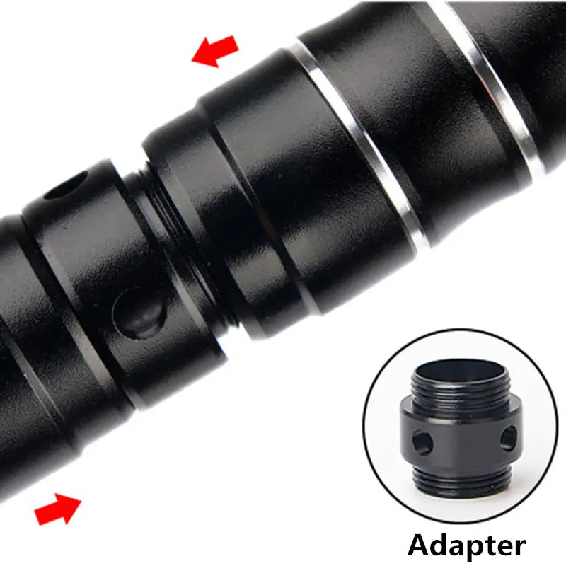Lampe de poche tactique noire avec anneaux d’accentuation en argent et adaptateur fileté, montrée comme faisant partie du sabre laser jouet 2-en-1 en métal rgb.