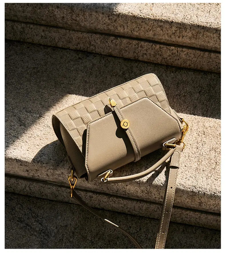 Beige Webleder-Crossbody-Handtasche mit goldfarbenen Beschlägen und elegantem, strukturiertem Design