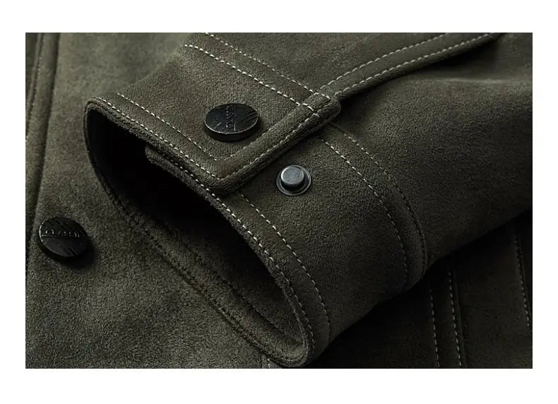 Manteau en suède décontracté ajusté pour homme en daim vert olive, poignets à boutons métalliques noirs et surpiqûres blanches contrastantes.