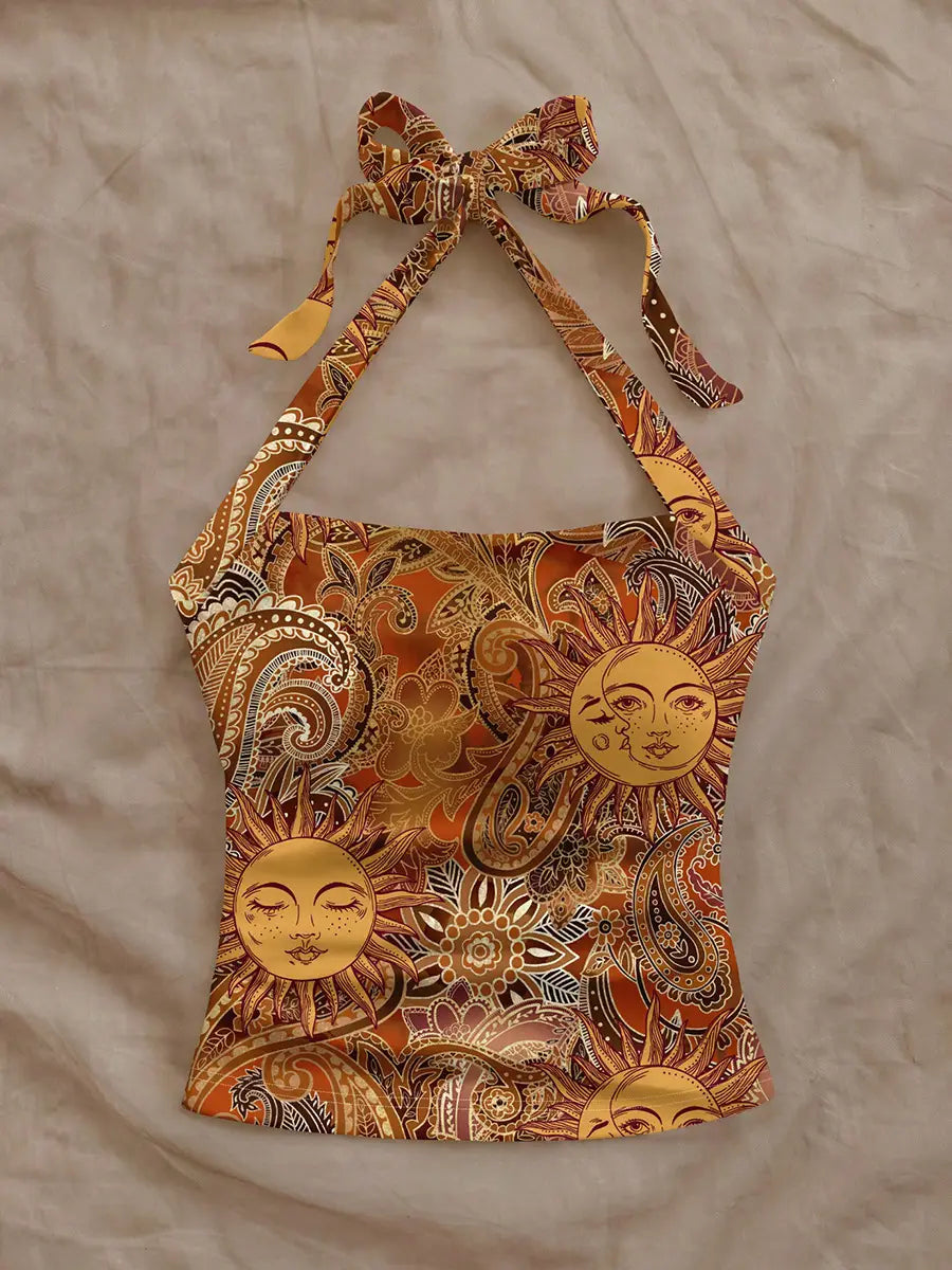 Ein eng anliegendes Paisley-Haltertop in leuchtendem Orange und Gold mit stilisierten Sonnen mit Gesichtern aus glattem, bedrucktem Stoff.