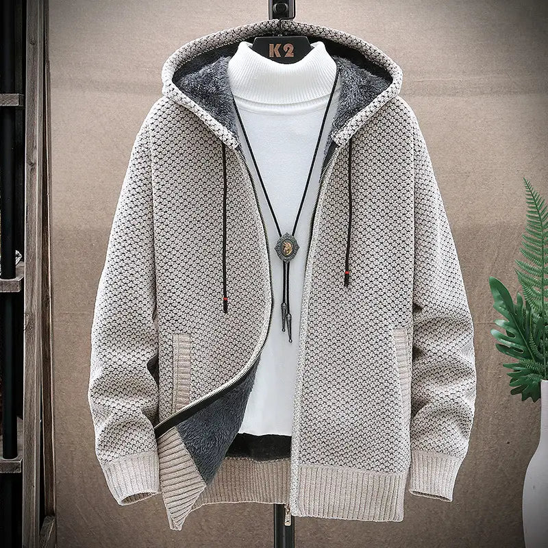 Pull à capuche zippé doublé de polaire pour homme en maille grise, avec un motif texturé en forme de losanges, une doublure en polaire gris doux, des poignets côtelés et un bas.