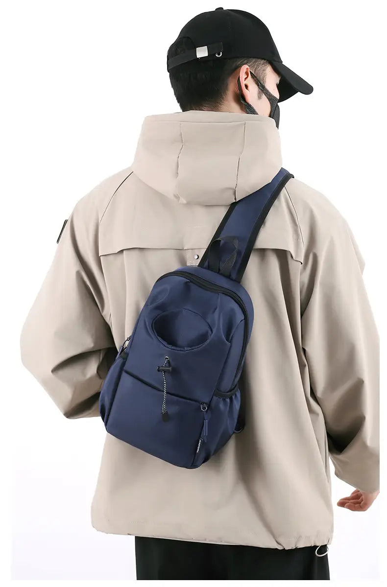 Dunkelblaue Nylon-Sling-Rucksacktasche für Herren in wasserdichtem Oxford-Gewebe-Minimalist-Crossbody-Stil mit schwarzen Reißverschlussgriffen und einer runden Fronttasche aus wasserdichtem Oxford-Gewebe.