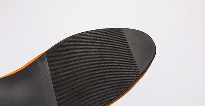 Mocassins en daim à enfiler pour homme, déclinés en plusieurs couleurs, affichant la semelle en caoutchouc noire avec un motif côtelé texturé et un bord de couleur orange vu depuis l’arrière.