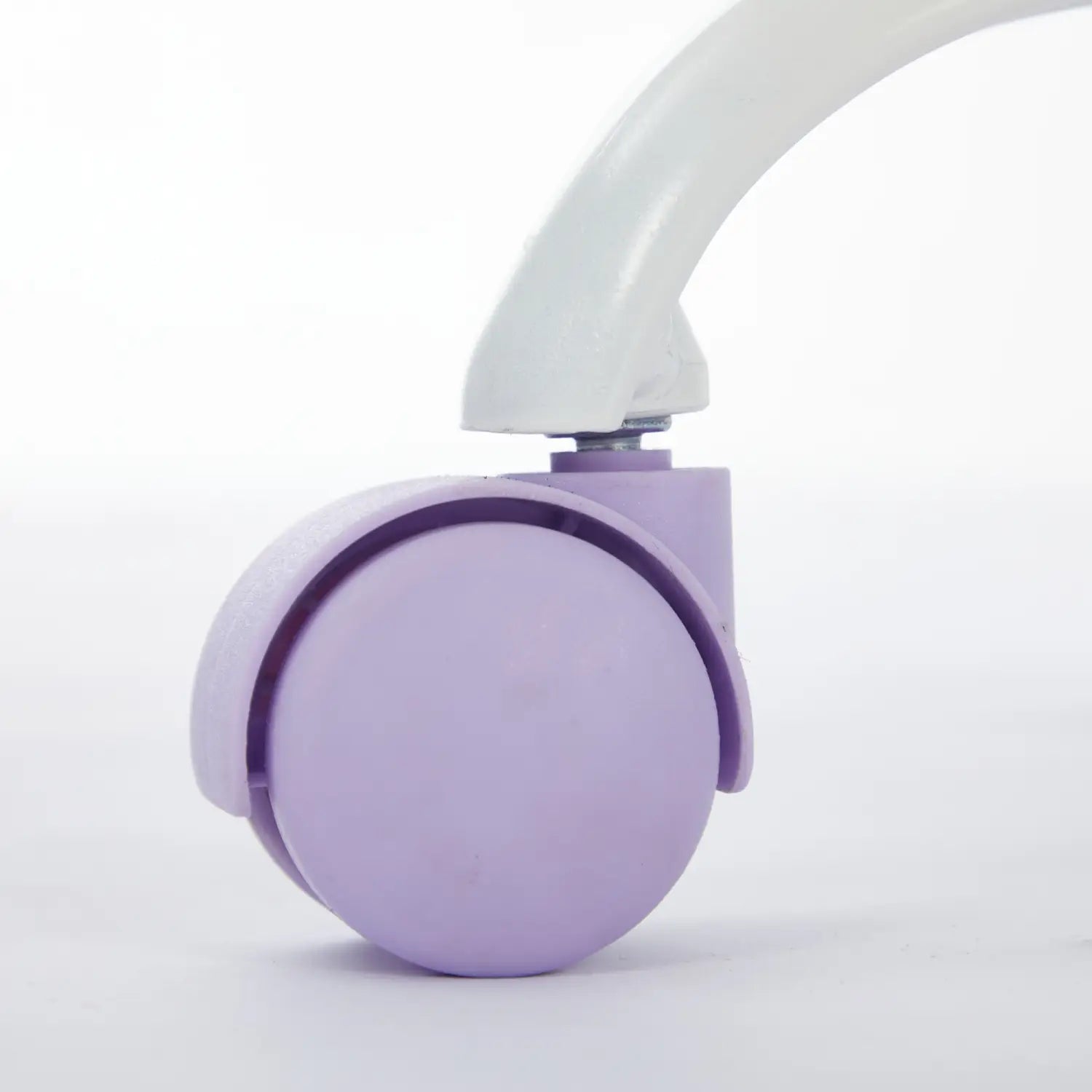 une roue pivotante en plastique lavande avec une équerre en métal blanc sur le fauteuil de bureau en fausse fourrure violette doté de roues colorées