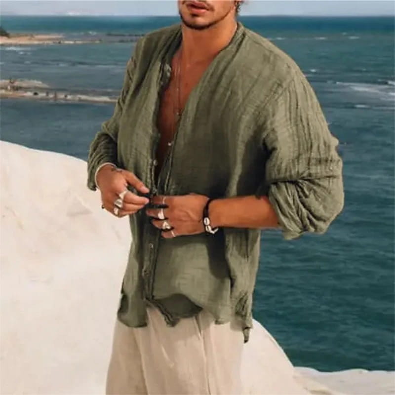 Chemise en lin pour homme, vert olive, à manches mi-longues, coupe ample, manches retroussées et avant boutonné, pour une tenue d’été décontractée.