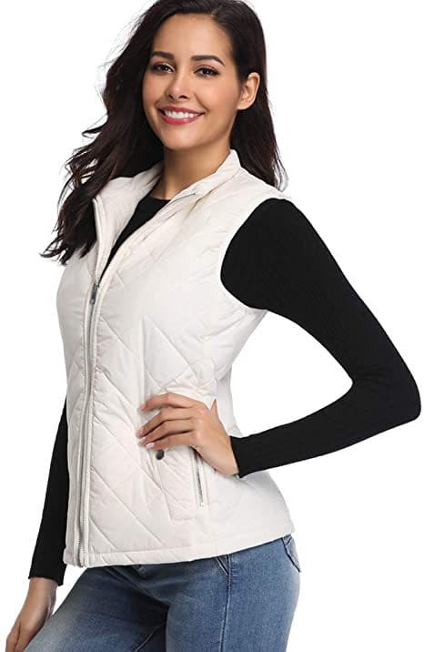 Chaleco acolchado de algodón blanco para mujer con cremallera frontal de cuello alto y bolsillos laterales.