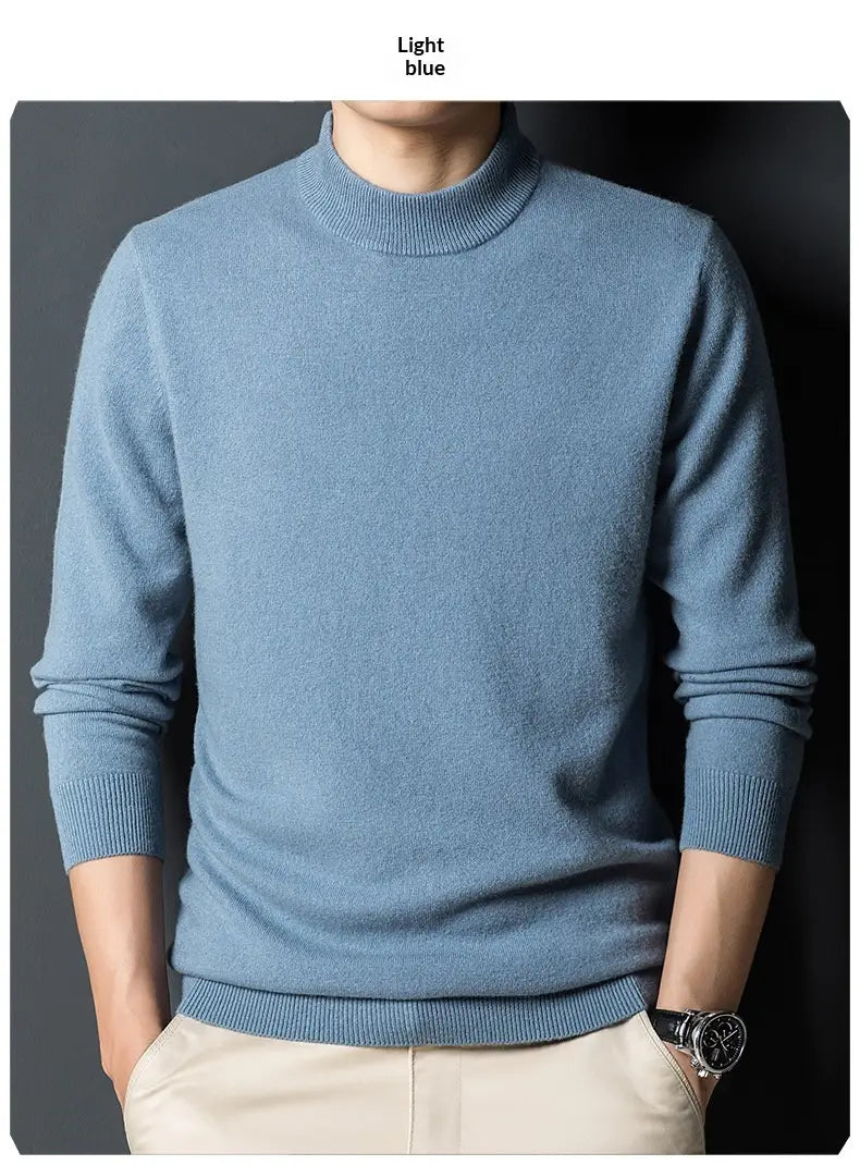 Ein hellblauer Herren-Pullover mit Stehkragen im Slim-Fit aus weichem Strickstoff.
