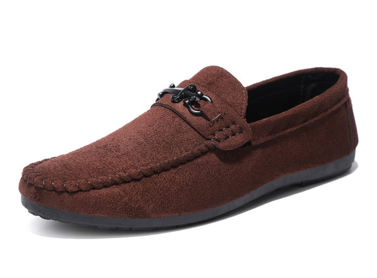 Mocassin en daim marron pour homme avec boucle de mors de cheval métallique noire, modèle à enfiler.